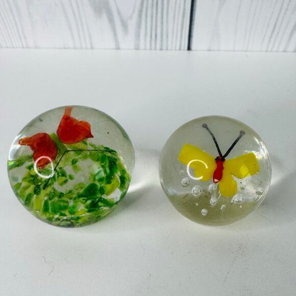 Set of 2 Vintage Glass Art Paperweight Hand Blown Sphere Butterfly Flowers - Picture 1 of 4